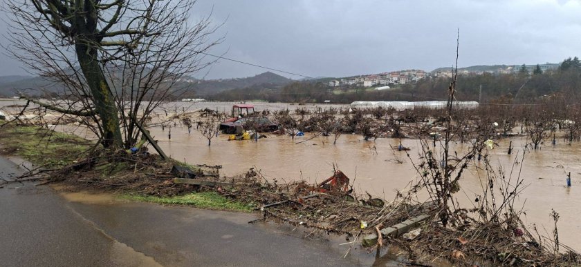 Спасиха баща и син, бедстващи в багер в придошлата река Арда