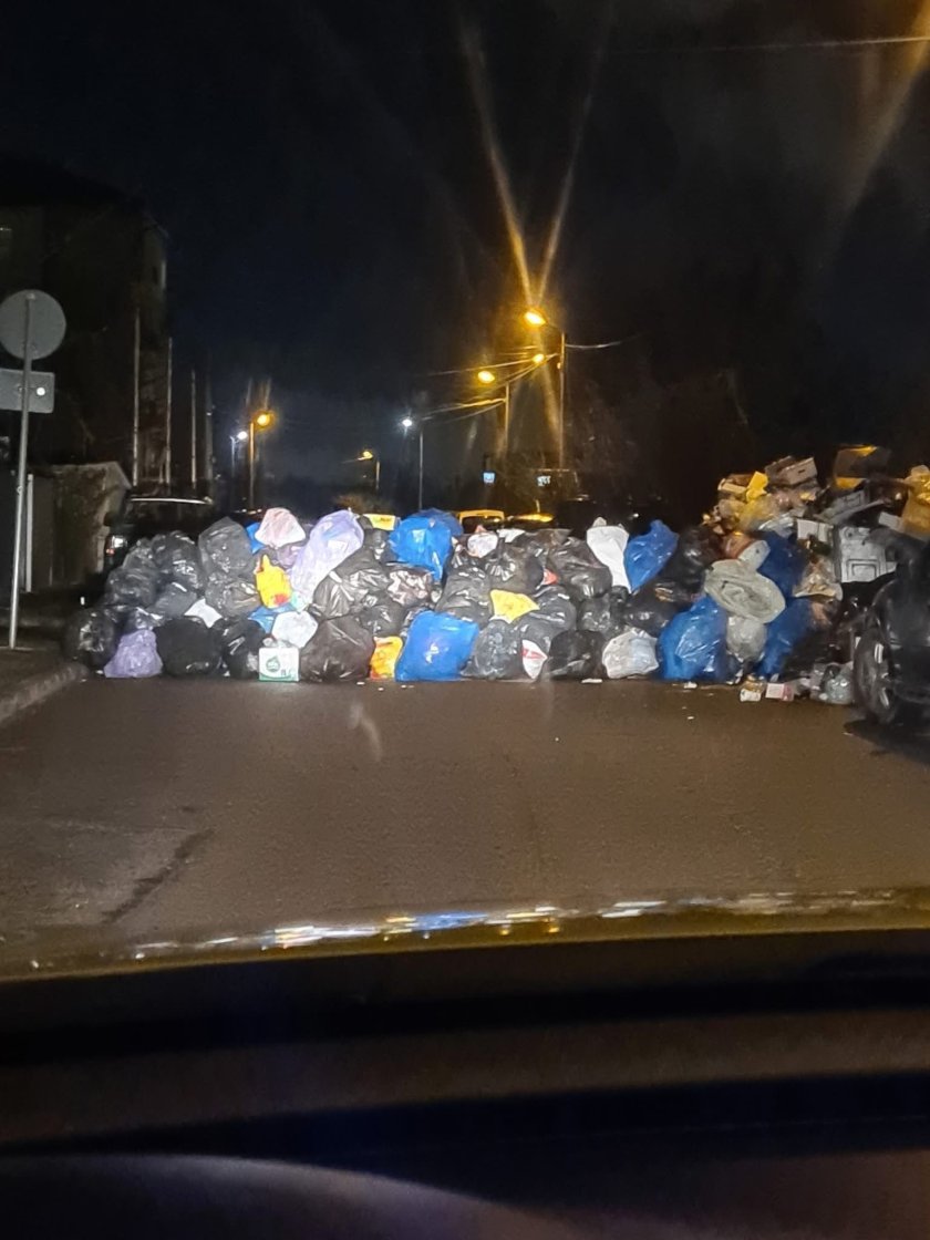 Боклукът вече затваря улици в София