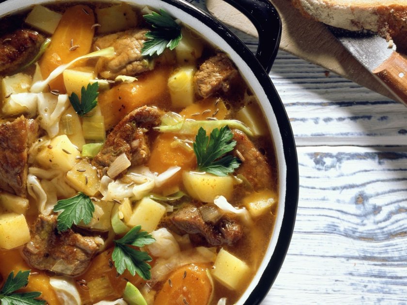 Телешки гулаш с много зеленчуци