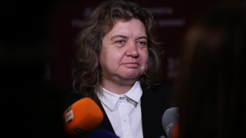 Киселова се обяви за запазване на "хибридното гласуване" - с хартия и машини