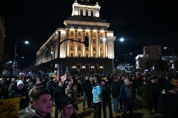Недоволните столичани се събраха на Триъгълника на властта, за да