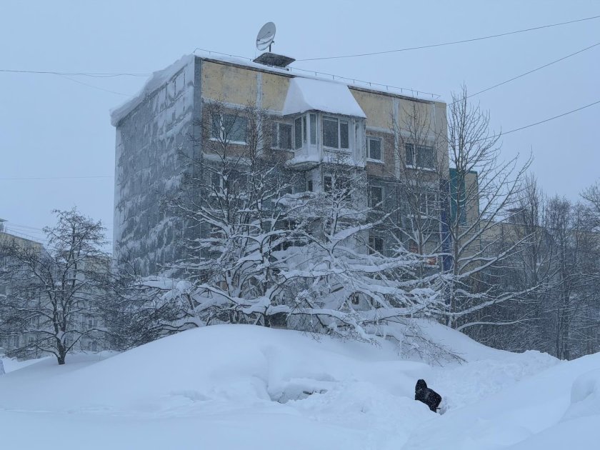 Невиждано! Сняг до четвъртия етаж, хиляди са блокирани, има и жертви