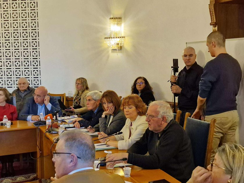 Правната комисия отхвърли 100% машинен вот на изборите 