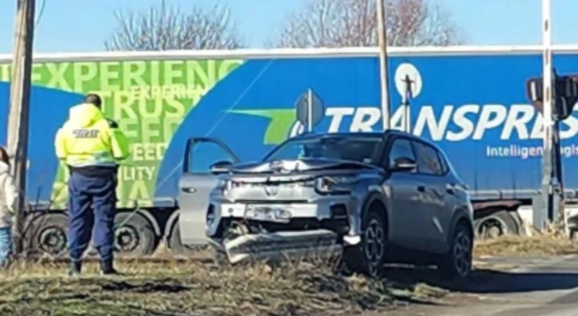 Две коли се удариха на ЖП прелеза в Божурище (СНИМКА)