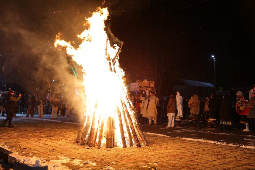 Сурва започна: Пламнаха първите сурвакарски огньове в Дивотино