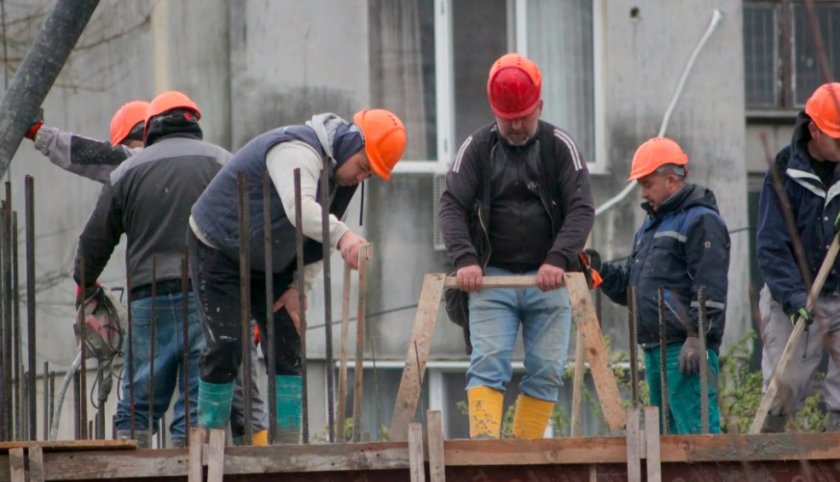 Турци, киргизстанци и индийци напират да работят в България