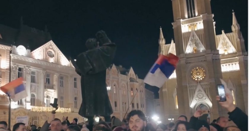 Хиляди сърби се стекоха в Нови Сад снощи с искане
