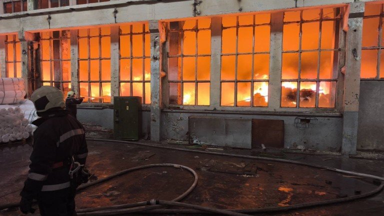 Голям пожар избухна в текстилно предприятие в Троян