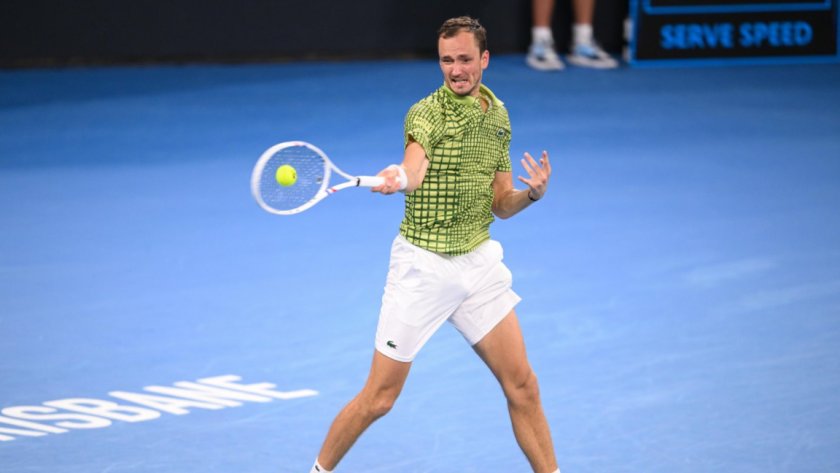 Медведев започна с победа в Мелбърн, Вавринка - също, но седмият поставен е аут