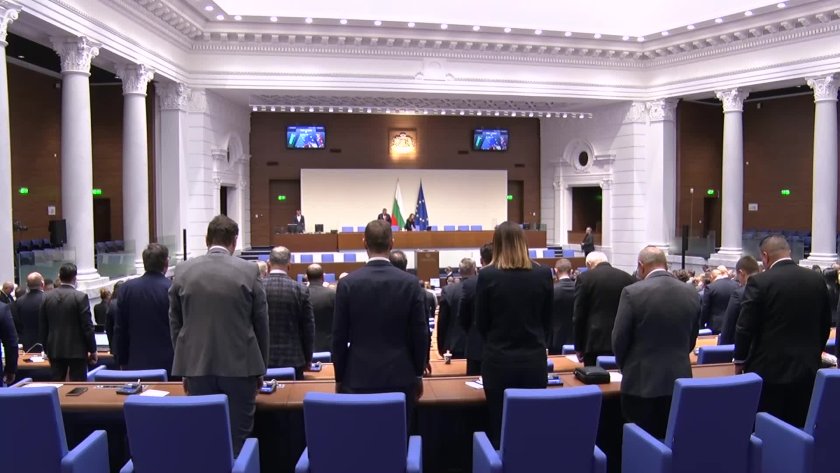 Депутатите почетоха паметта на Димитър Пенев с минута мълчание