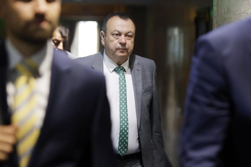 Така ли е направил? Завалията. Това заяви пред журналисти в