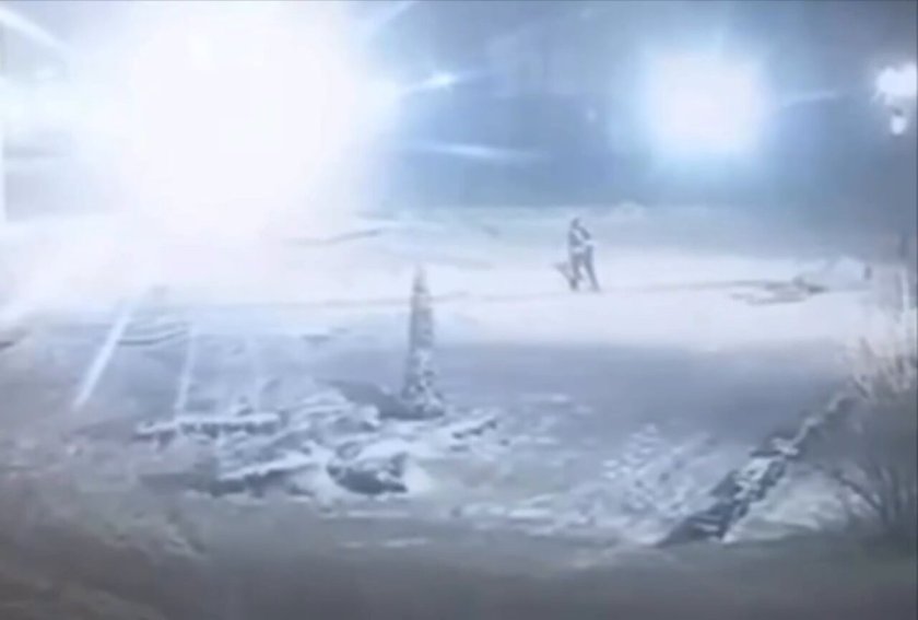 Невъзмутим: Украинец чисти снега, докато около него избухват "Шахед"-и (ВИДЕО)