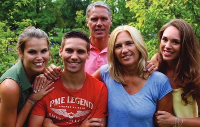 Марко ван Бастен спира работа, за да се отдаде на лечението на жена си