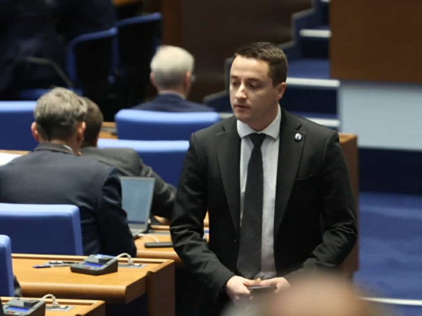 Божанков подпали парламента: Осъден престъпник тероризира депутати