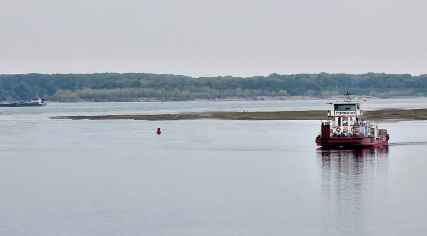 Баржа с над 1100 тона торове потъна край Свищов