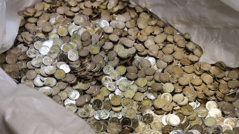 Рекорд: Мъж внесе 169 000 лева на монети в ДСК, взеха му ги