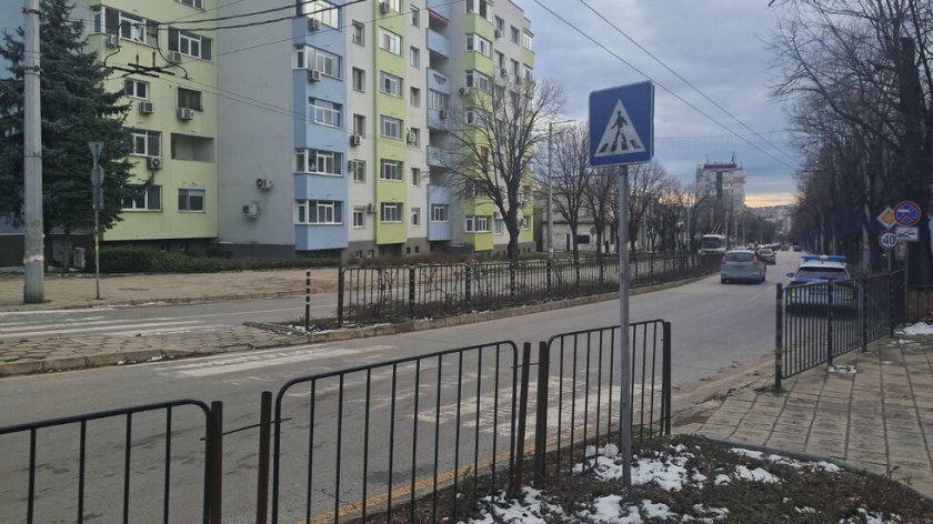 Кола блъсна пешеходец в Хасково, шофьорът избяга