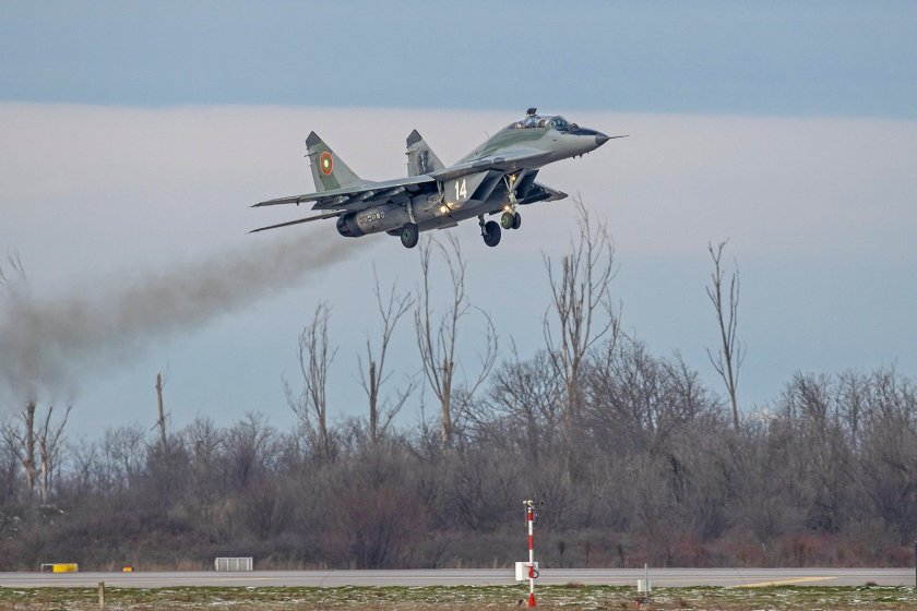  ВВС с летящ старт: За пръв път вдигнаха във въздуха новите F-16 (СНИМКИ)