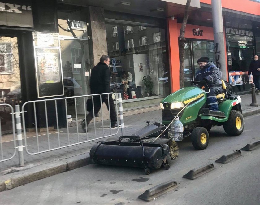 Новост: Почистват столичните улици с машини "Джон Диър" (СНИМКИ)