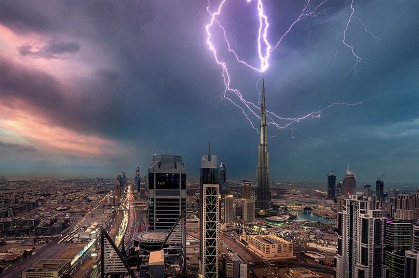 Дубай в ужас: Мълния удари “Бурж Халифа”, най-високата сграда в света