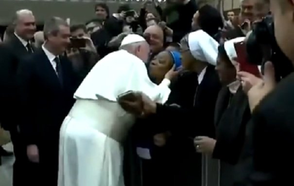 Папата: Ще те цункам, но няма да хапеш!