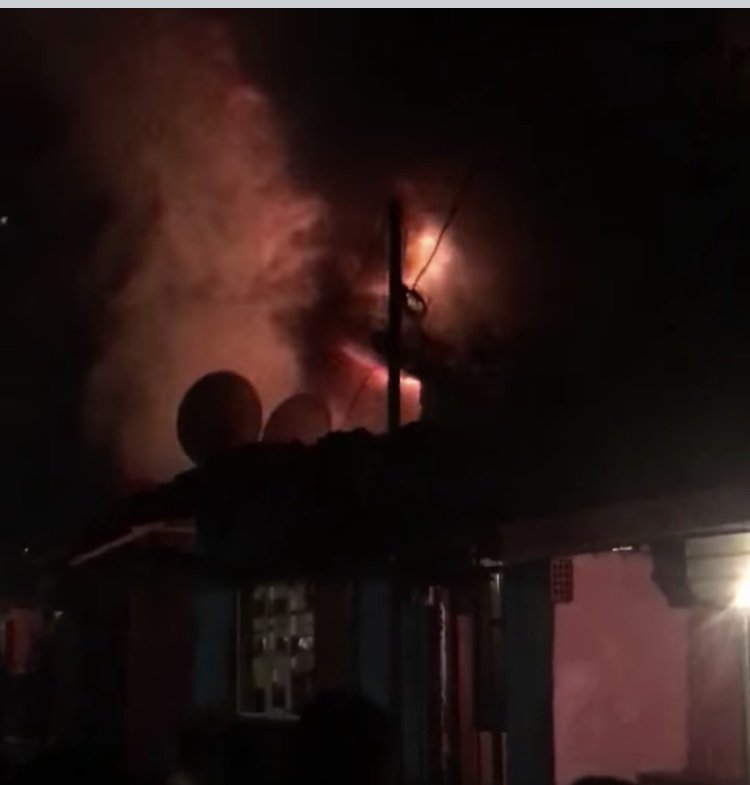 Пожар в Бургас изпепели 3 ромски къщи