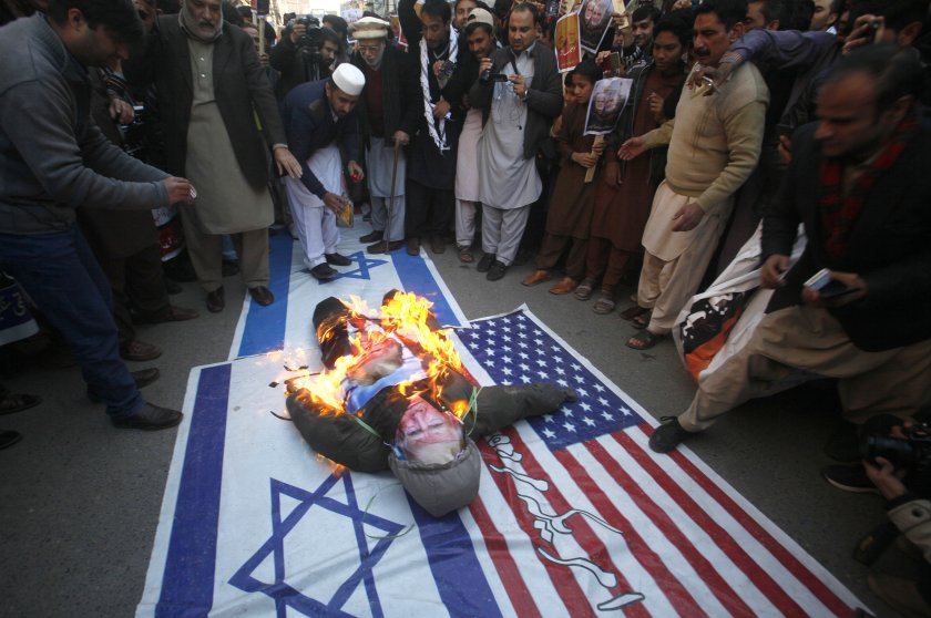 Пакистанци "изгориха" Доналд Тръмп (СНИМКИ)