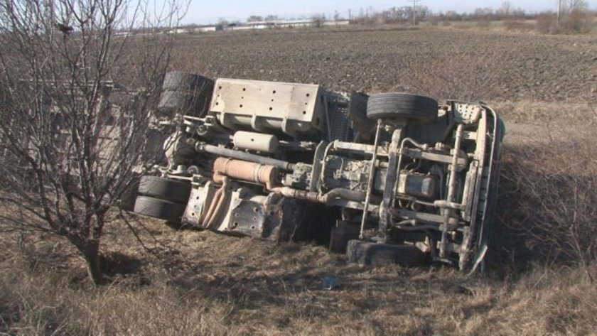 Камион се обърна в канавка край Пловдив, шофьорът загина 