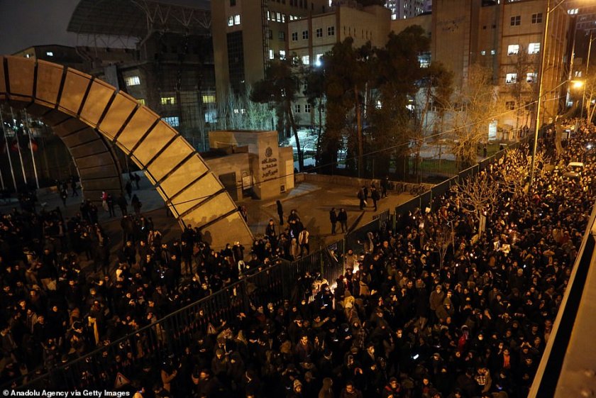 В Техеран скандират: "Смърт за лъжците!" и "Главнокомандващ, оставка!" (СНИМКИ)