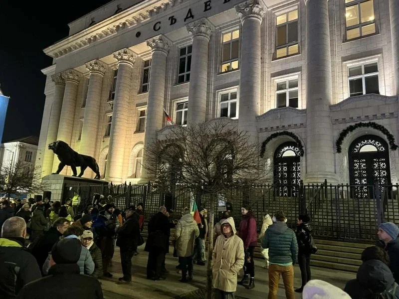 Протестиращи искат оставката на главния прокурор Борислав Сарафов (СНИМКА) 