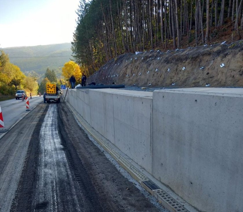 Заради опасност от свличане: Ограничено е движението на пътя София &ndash; Ботевград