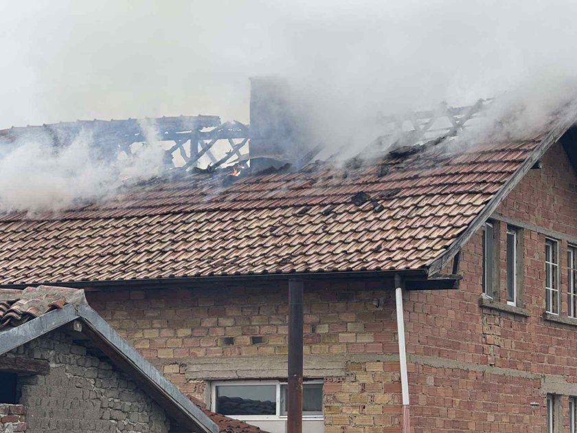 Пожар изпепели къща и склад за дърва в Раднево