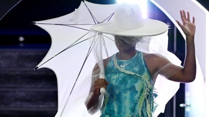 Тотален кич: Наоми (но не Кембъл) втрещи публиката в Мелбърн! (СНИМКИ И ВИДЕО)