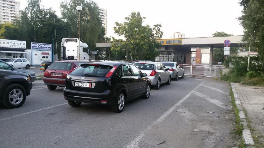 Под 6 милиона сме, а караме над 4 милиона коли