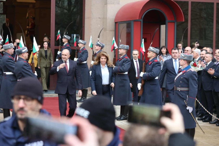 Хората пред президентството: Чeстит празник! (СНИМКИ)