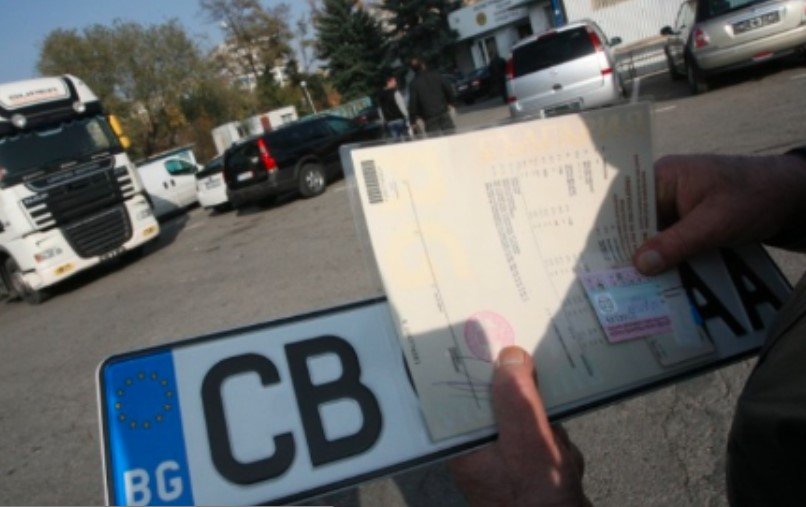 Столичани в паника: Свършват регистрационните табели "СВ"