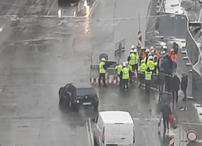 Пропадна асфалтът край строежа на метрото в &ldquo;Слатина"