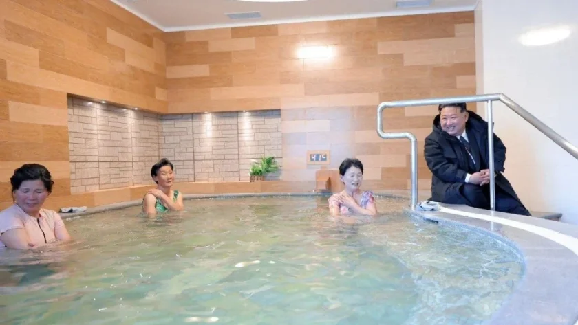 Ким Чен Ун влезе в женска баня, чакаха го по дрехи в басейна