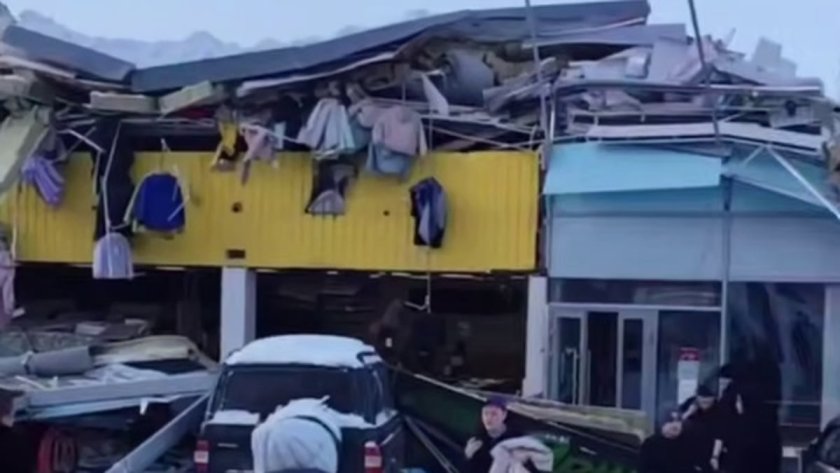 Снегът срути мол в Русия (ВИДЕО)