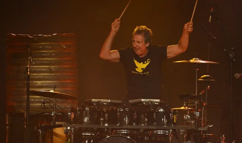 Барабанистът на Midnight Oil Роб Хърст си отиде на 70-годишна възраст