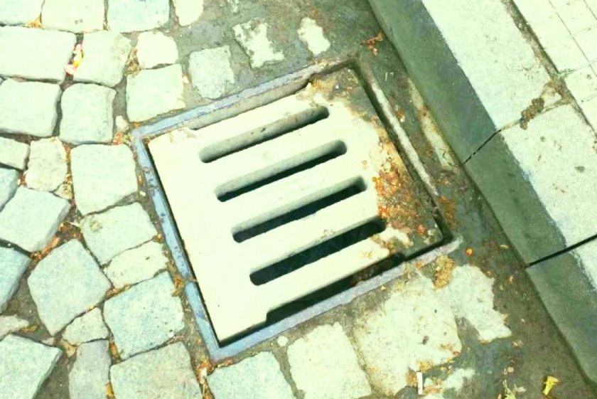 Двама са задържани, задигнали 30 решетки за дъждоприемни шахти в Пловдив