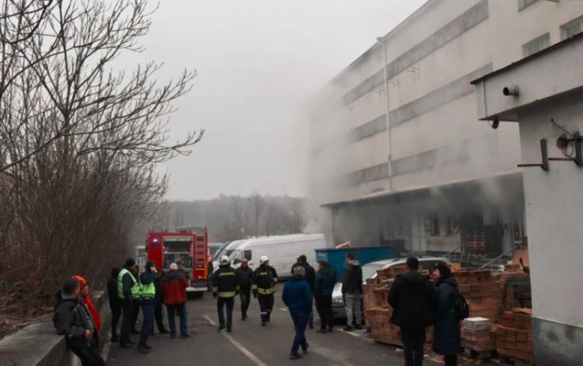 Пожар лумна в склад за дезодоранти в Хасково (ВИДЕО)