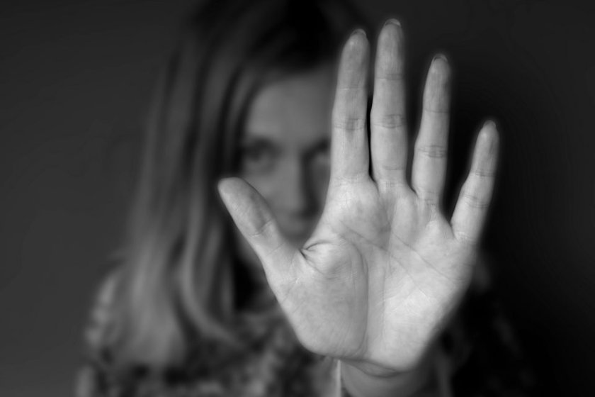 Мъж към жена си пред мол: Ще те залея с киселина и ще те очистя