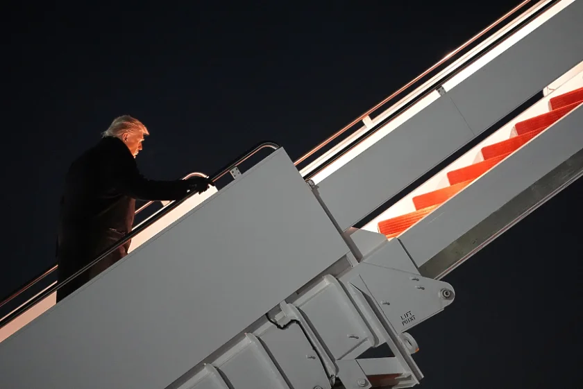 Напът за Давос: Тръмп обърна самолета и се върна поради технически проблем (подробности)