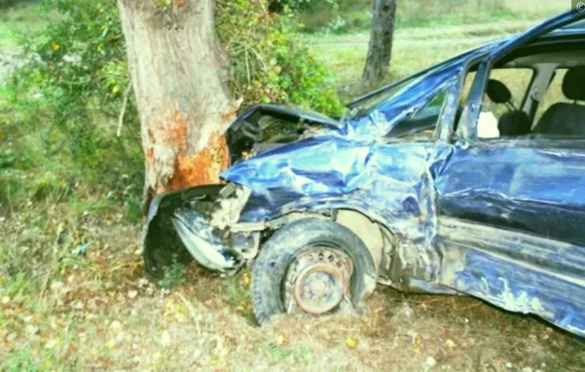 15-годишно момче подкара кола, удари се в дърво и прати връстник в болница