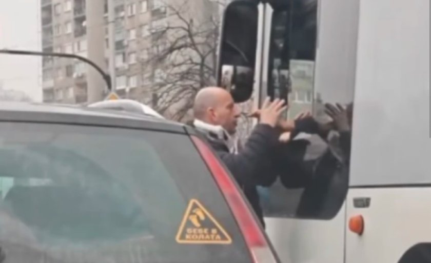 Ужас на пътя: Канибал в Красна поляна нападна шофьор на автобус (ВИДЕО)