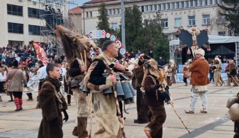 Тервел Пулев нарами звънци и дефилира с кукерска група в Перник (ВИДЕО)