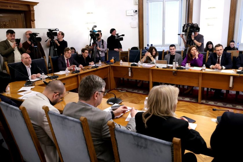 Правната комисия излезе в почивка, за да чуе Радев
