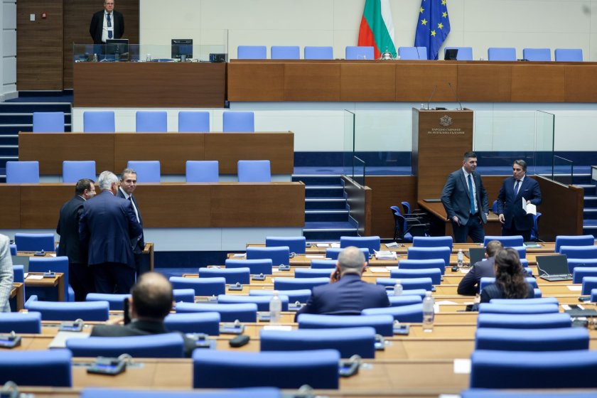Заради липса на кворум: Два пъти парламентът не успя да започне работа