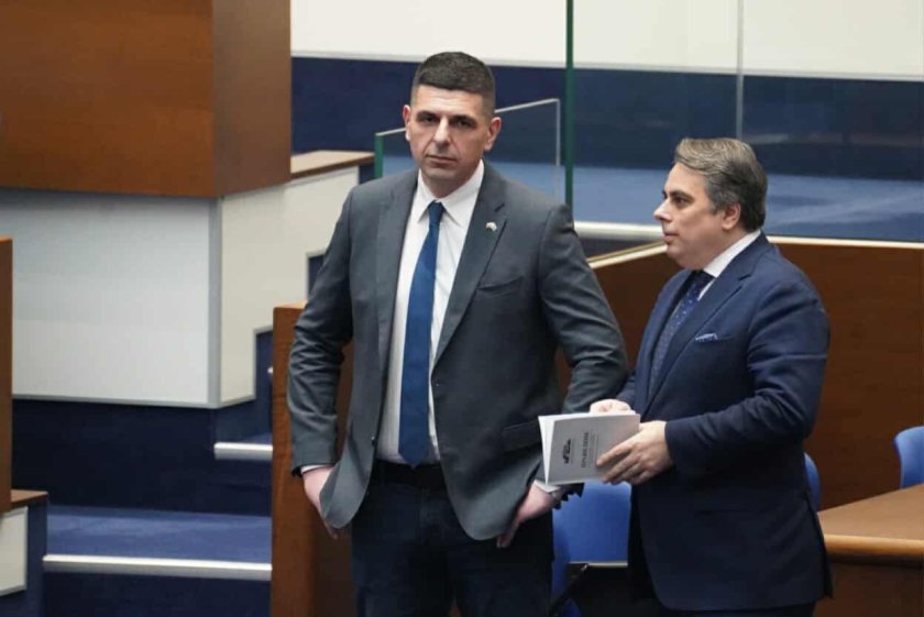 ТОТАЛЕН ХАОС: Парламентът зацикли, депутатите са в 30-минутна почивка